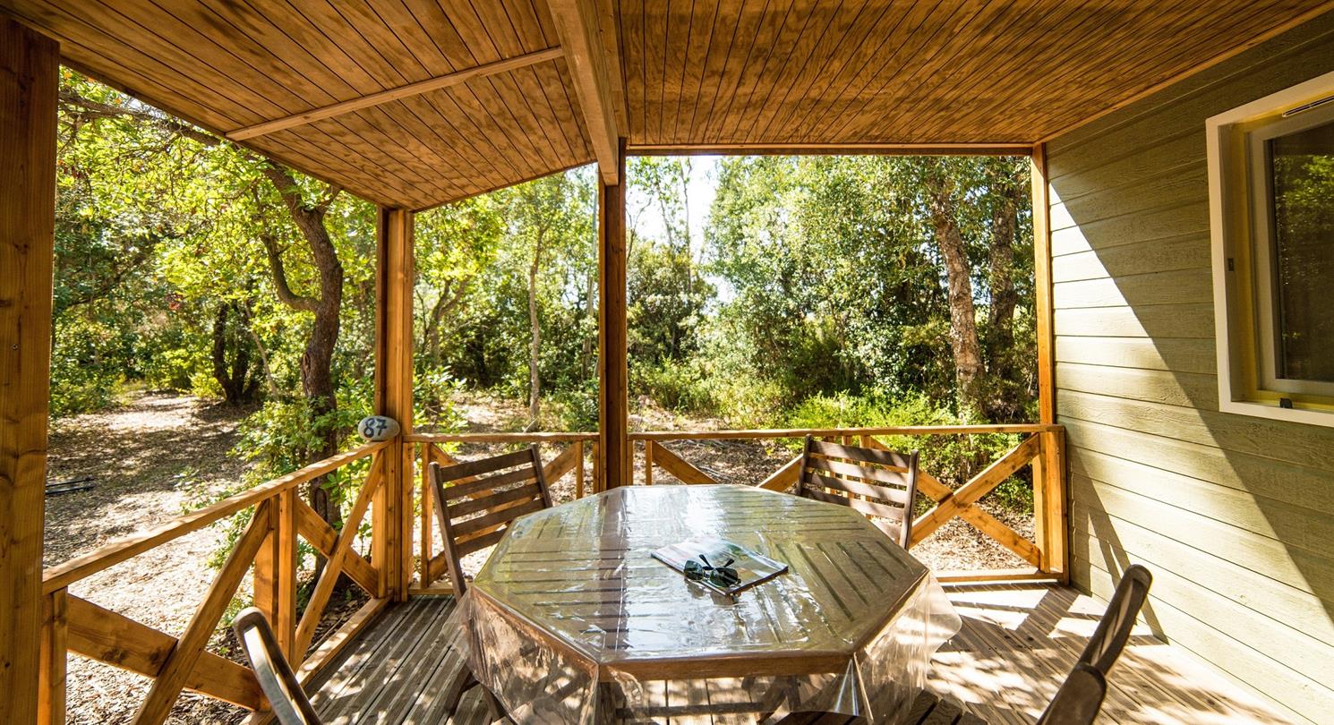 Location de chalet dans un camping naturiste en Corse, en bord de mer proche Aleria