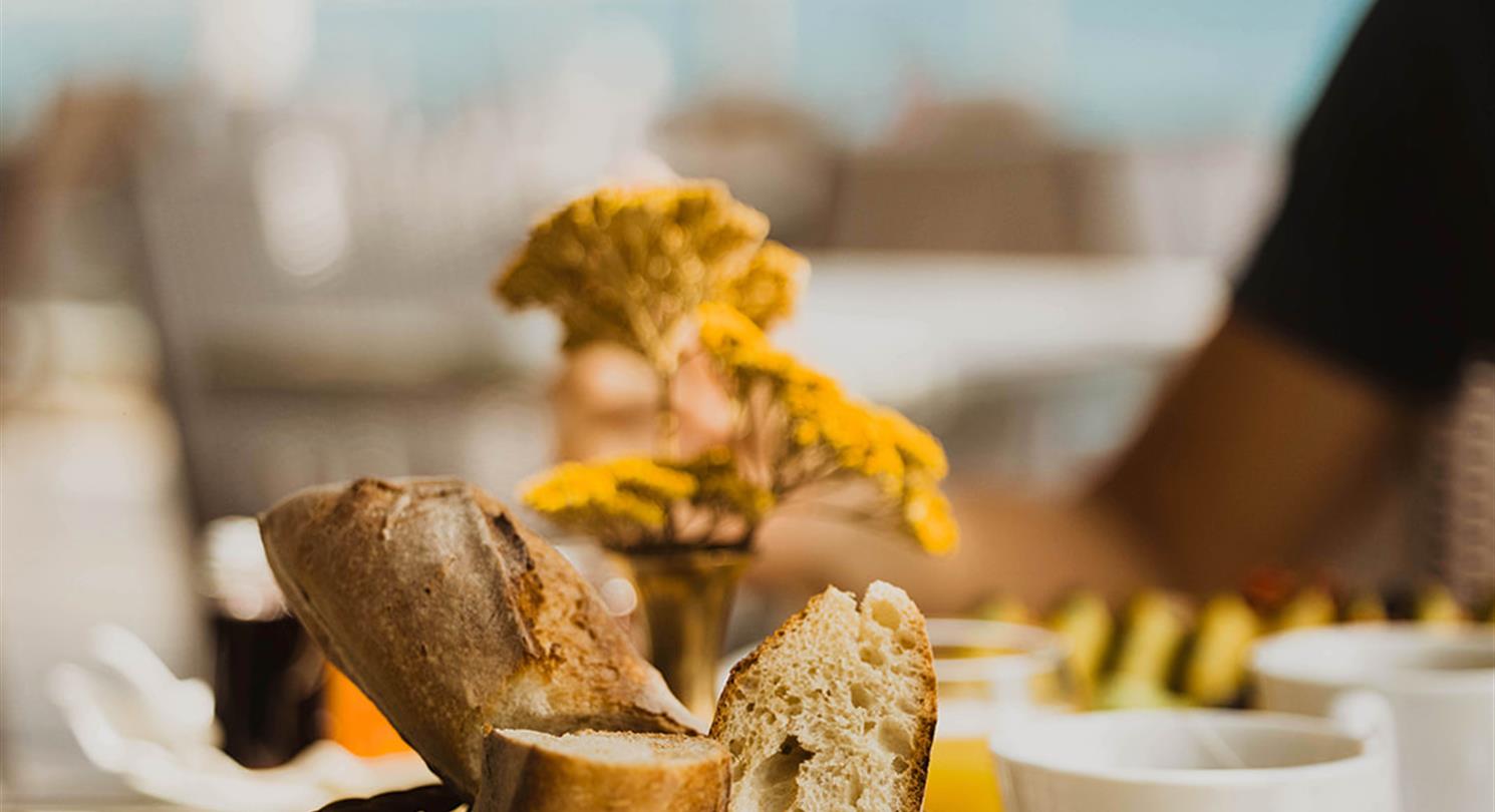 Petit dejeuner au restaurant bord de mer du camping naturiste corse 4 étoiles de Bagheera