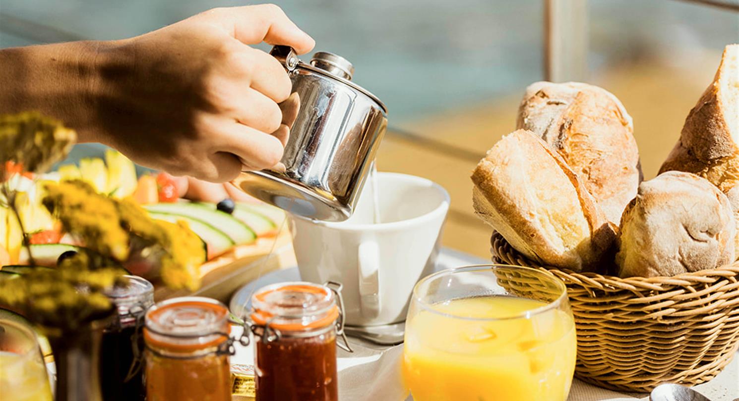 Petit dejeuner au restaurant bord de mer du camping naturiste corse 4 étoiles de Bagheera